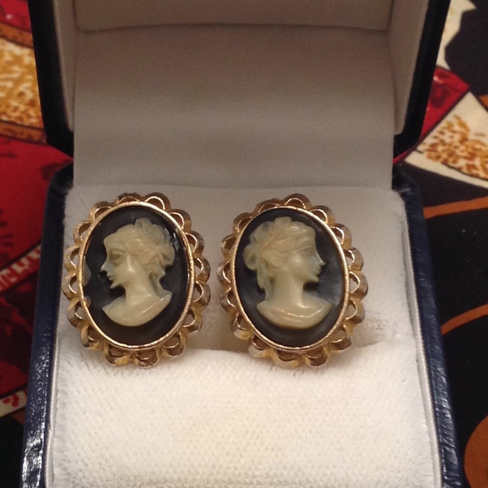 Vintage Eisenberg ice  gold tone porcelain cameo clips - Picture 2 of 4